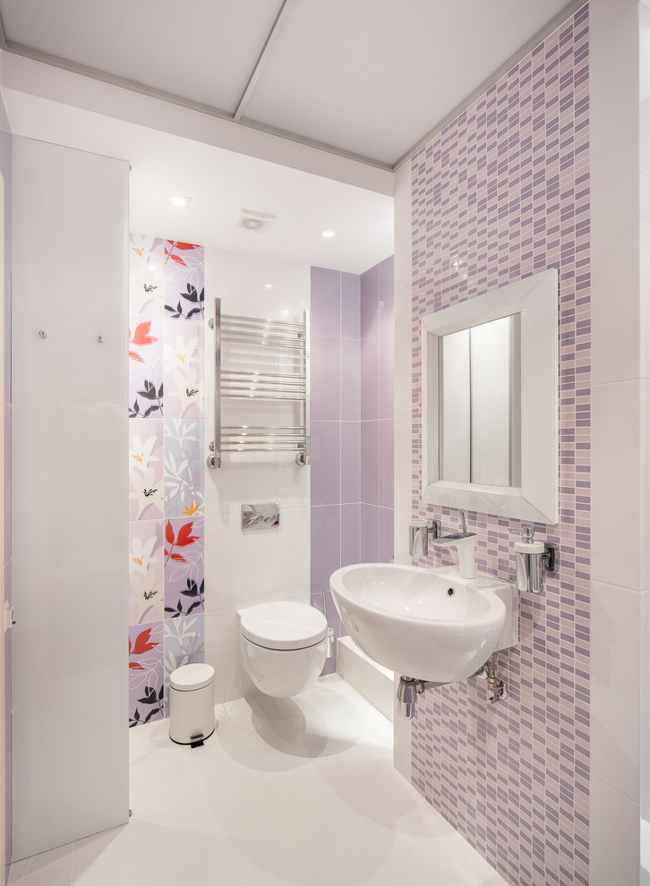 Foto di una stanza da bagno padronale contemporanea con WC sospeso, piastrelle bianche, piastrelle multicolore e lavabo sospeso