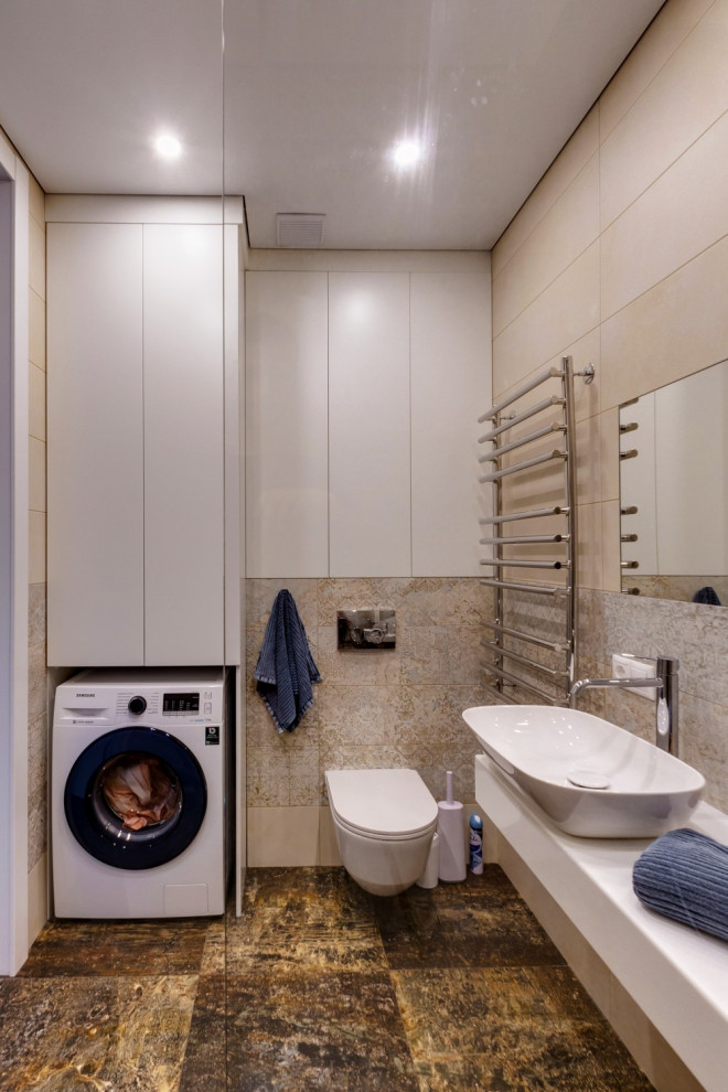 Immagine di una stanza da bagno con doccia contemporanea di medie dimensioni con WC sospeso, piastrelle beige, piastrelle in gres porcellanato, lavabo a bacinella, pavimento marrone, top bianco, lavanderia, mobile bagno sospeso e un lavabo