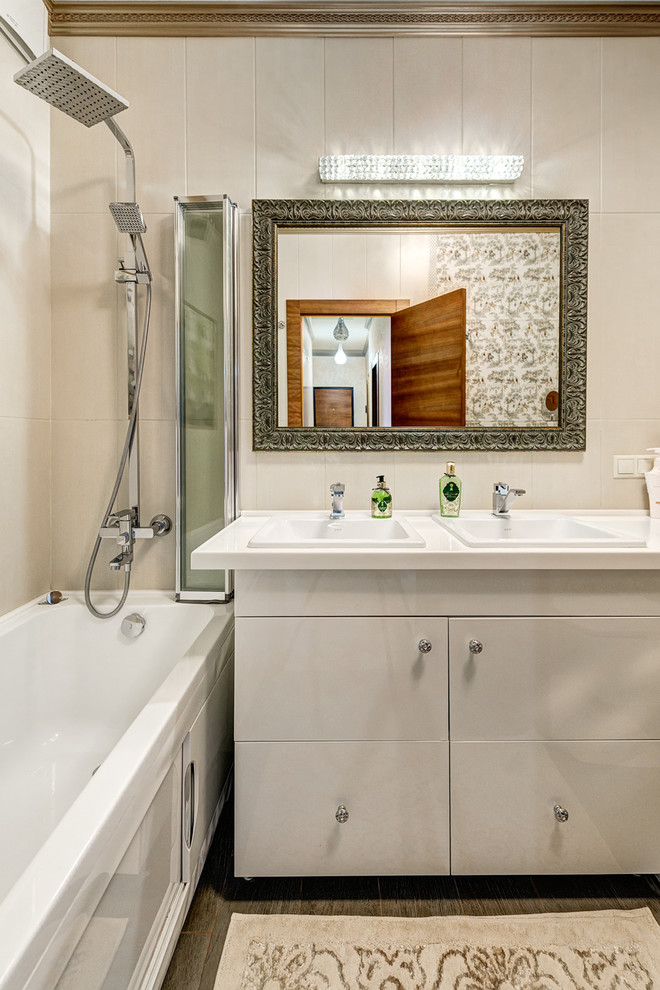 Foto på ett litet funkis en-suite badrum, med släta luckor, grå skåp, ett badkar i en alkov, en dusch/badkar-kombination, beige kakel, ett nedsänkt handfat och dusch med skjutdörr