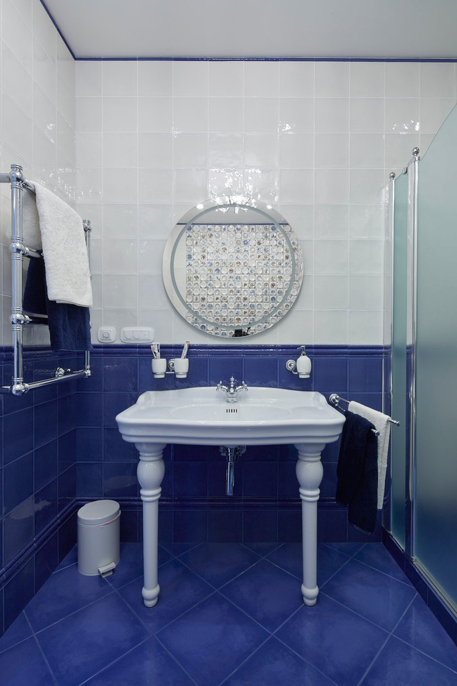 Inredning av ett klassiskt badrum med dusch, med en hörndusch, blå kakel, vit kakel och ett konsol handfat