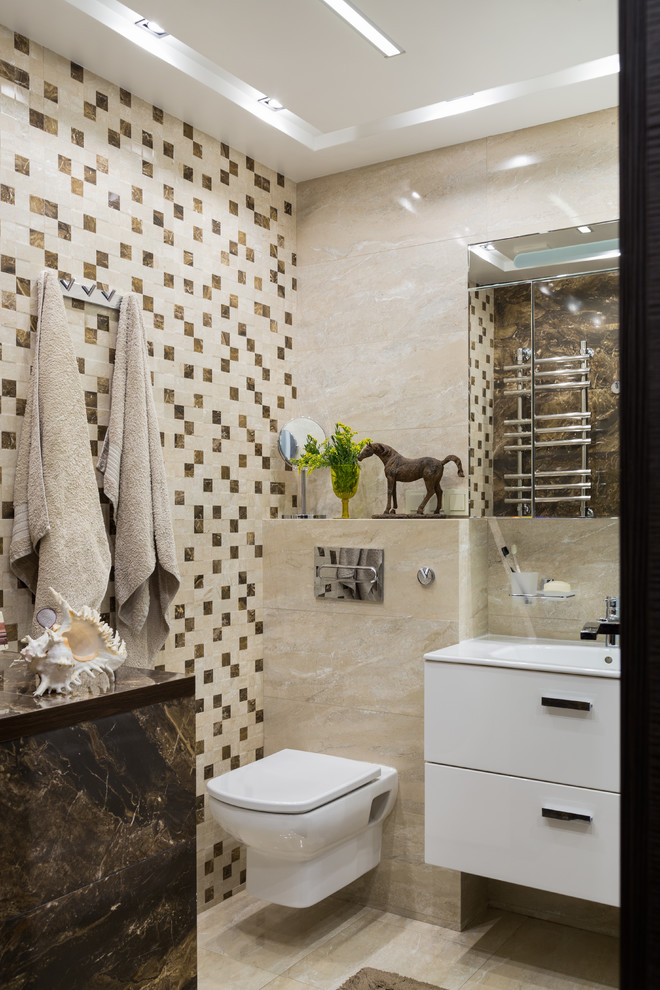 Immagine di una stanza da bagno minimal con ante lisce, ante bianche, WC sospeso e lavabo integrato