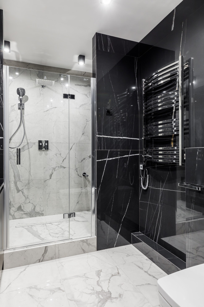 Пример оригинального дизайна: ванная комната среднего размера в современном стиле с плоскими фасадами, белыми фасадами, полновстраиваемой ванной, биде, черно-белой плиткой, мраморной плиткой, душевой кабиной, тумбой под одну раковину и подвесной тумбой