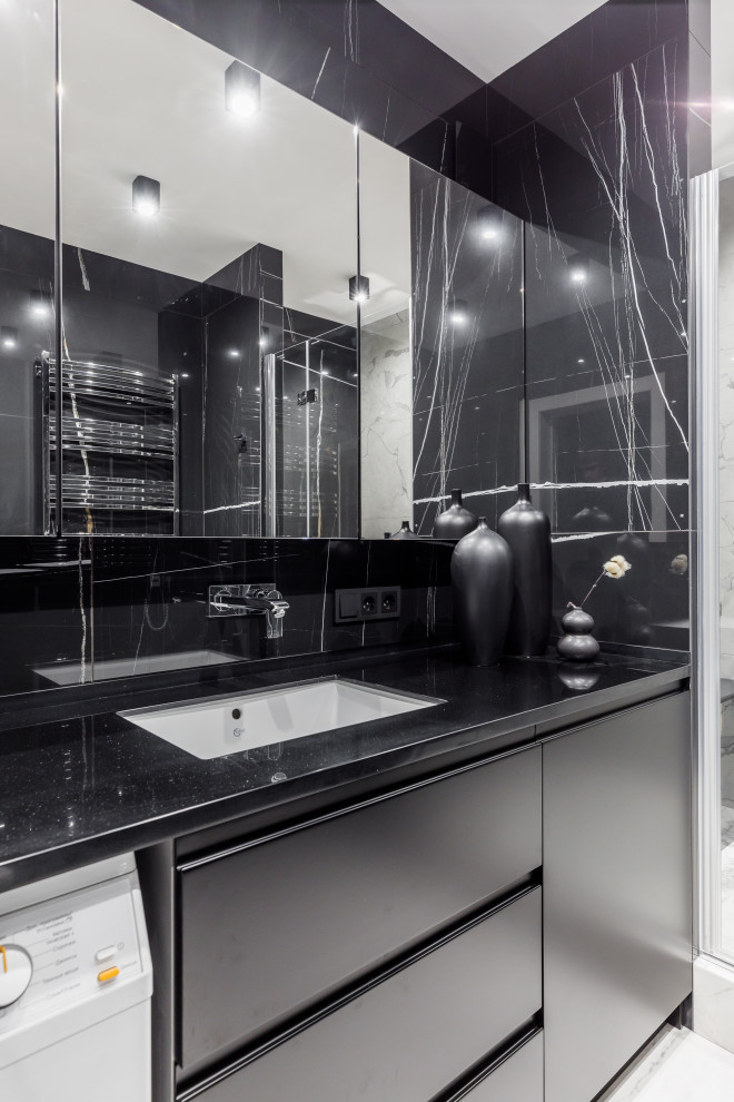 Esempio di una stanza da bagno con doccia design di medie dimensioni con ante lisce, ante bianche, vasca sottopiano, bidè, pistrelle in bianco e nero, piastrelle di marmo, pareti beige, un lavabo e mobile bagno sospeso