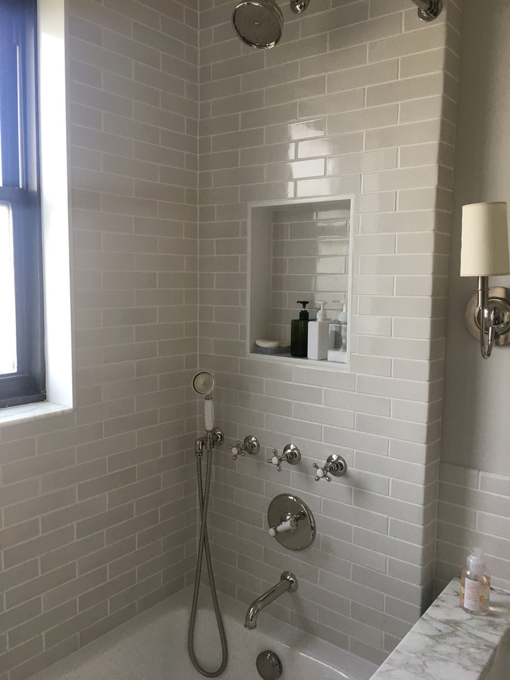 На фото: ванная комната в стиле неоклассика (современная классика) с бежевой плиткой и бежевыми стенами