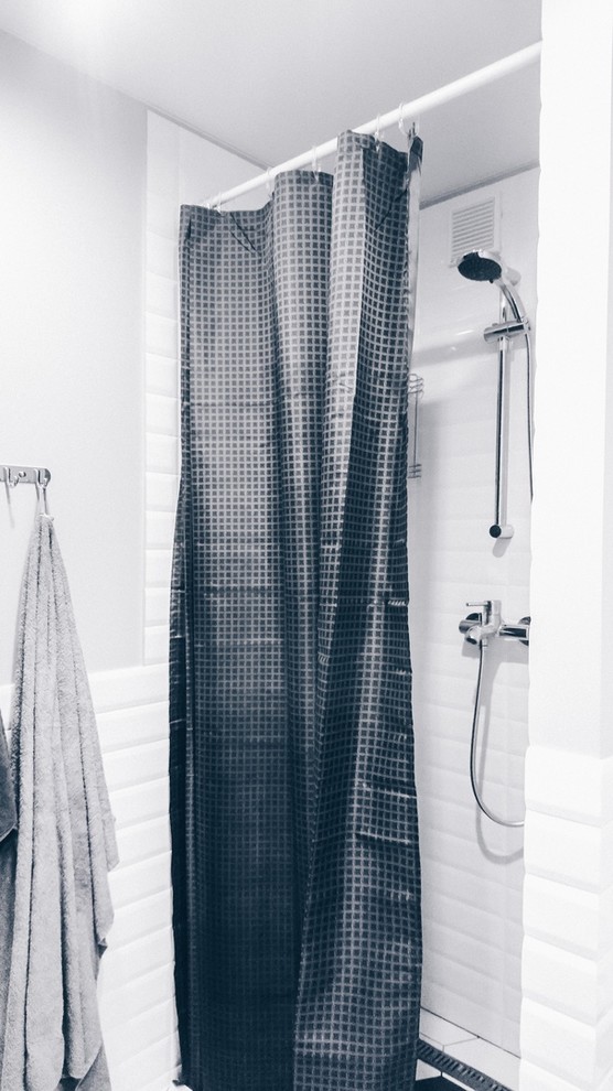 Esempio di una stanza da bagno con doccia scandinava di medie dimensioni con ante bianche, doccia alcova, piastrelle bianche, pareti bianche, pavimento bianco e doccia con tenda