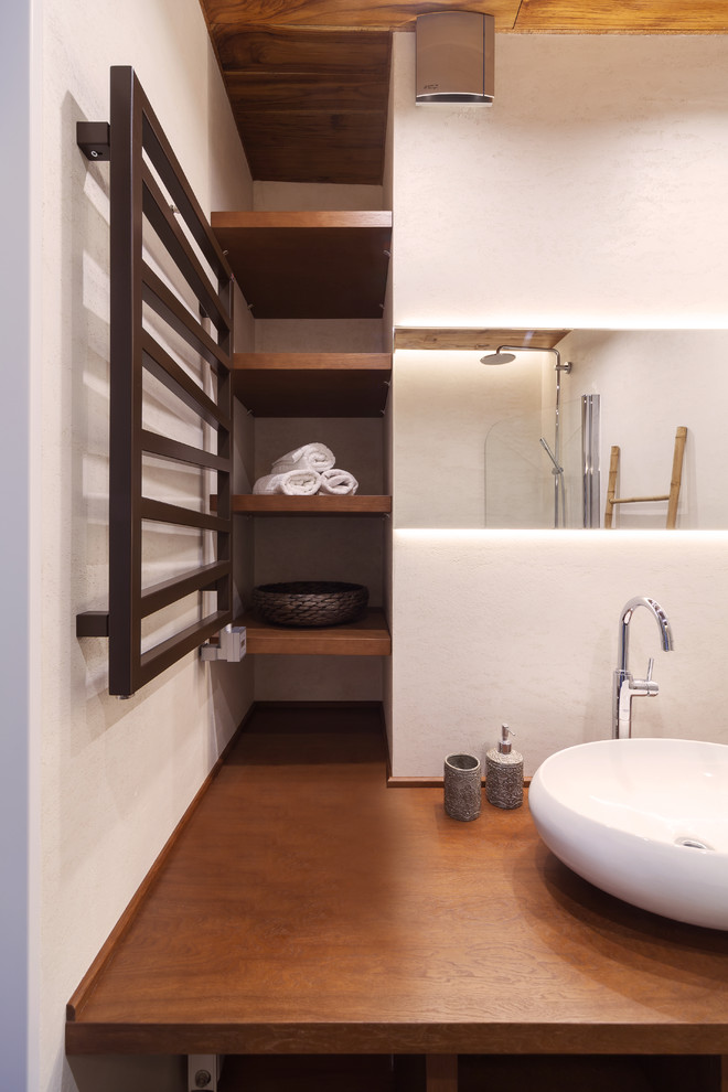Источник вдохновения для домашнего уюта: ванная комната среднего размера в современном стиле с бежевыми стенами, столешницей из дерева, настольной раковиной и коричневыми фасадами