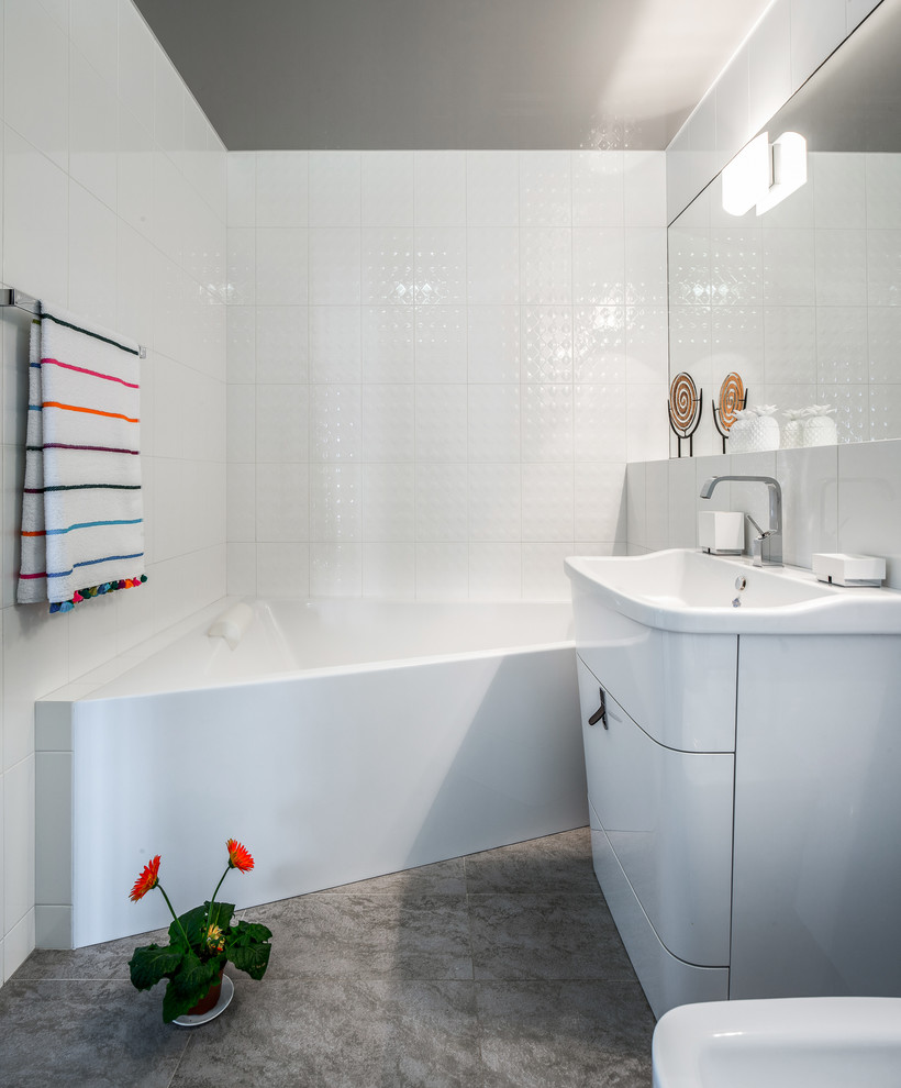 На фото: ванная комната в современном стиле с плоскими фасадами, белыми фасадами, угловой ванной, белой плиткой, белыми стенами, накладной раковиной и душевой кабиной с