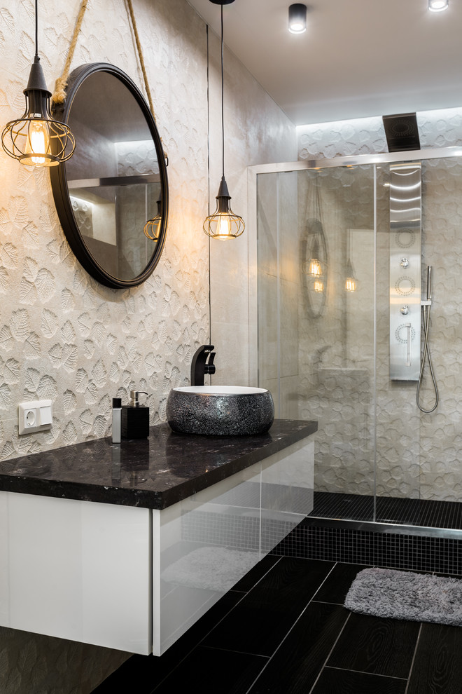 Пример оригинального дизайна: большая ванная комната в современном стиле с плоскими фасадами, белыми фасадами, бежевой плиткой, керамической плиткой, полом из керамогранита, настольной раковиной, столешницей из искусственного камня, черным полом, черной столешницей, душем в нише, душевой кабиной, душем с раздвижными дверями и зеркалом с подсветкой