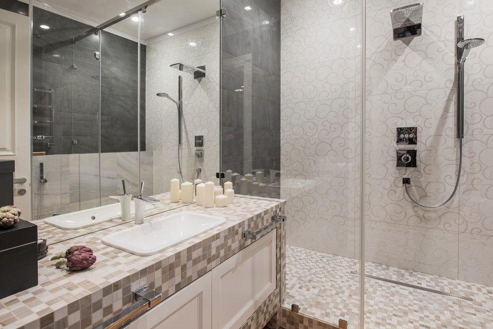 Idee per una stanza da bagno con doccia minimal con ante con riquadro incassato, doccia alcova, piastrelle beige, lavabo da incasso e porta doccia a battente