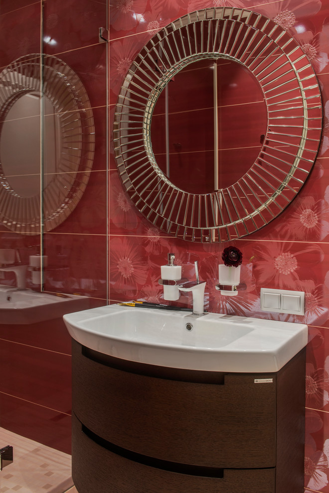 Réalisation d'une salle de bain design en bois foncé avec un placard à porte plane, un carrelage rouge et un lavabo posé.