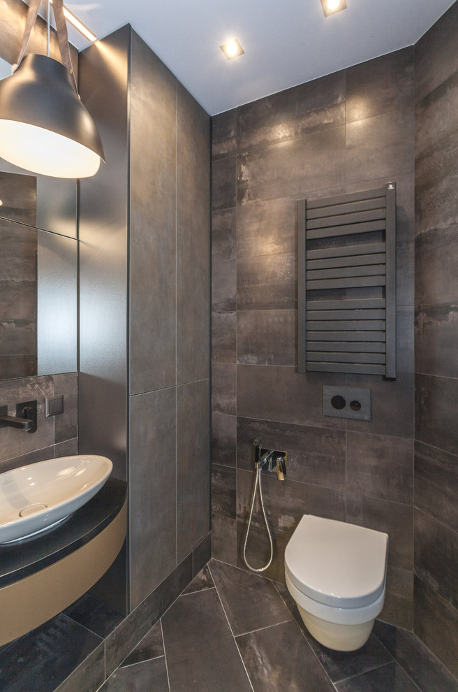 На фото: ванная комната в современном стиле с инсталляцией, настольной раковиной и гигиеническим душем