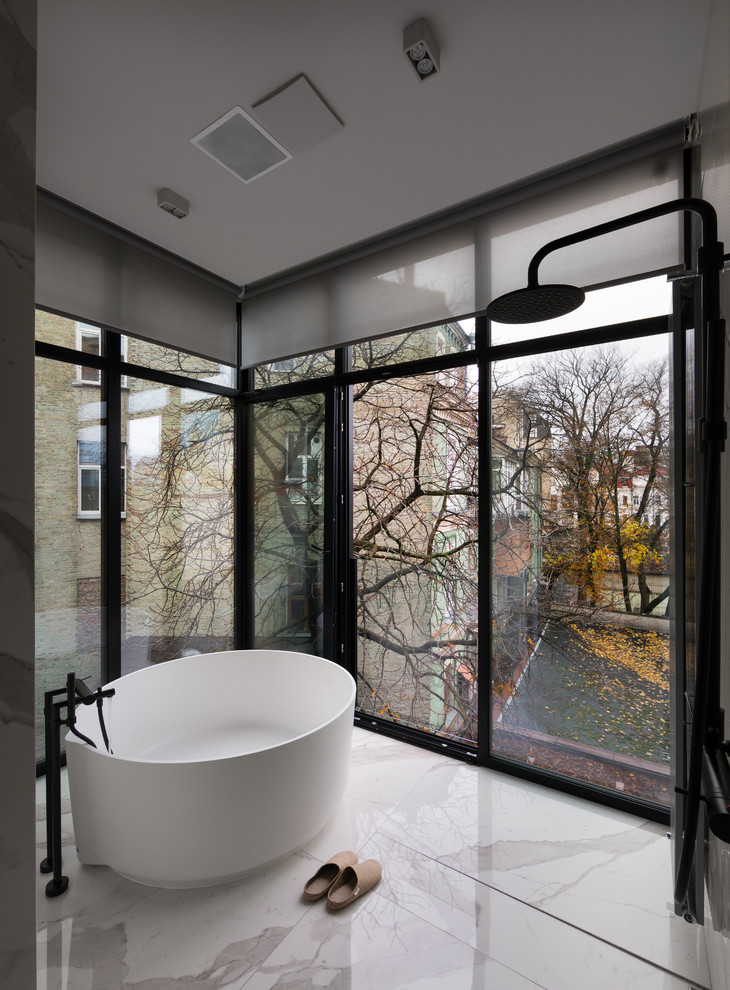 Ejemplo de cuarto de baño contemporáneo con bañera exenta y suelo blanco