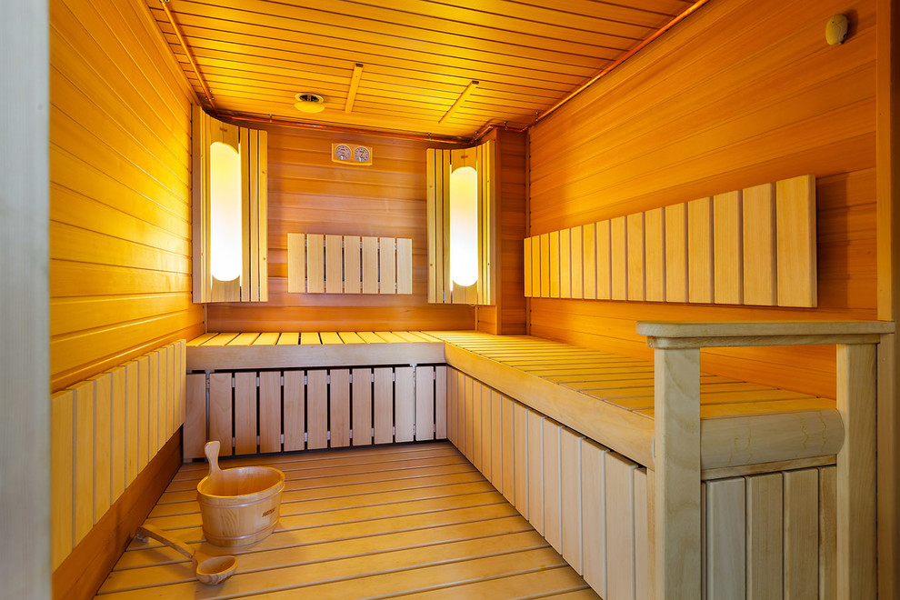 Imagen de sauna contemporánea de tamaño medio con suelo de madera clara
