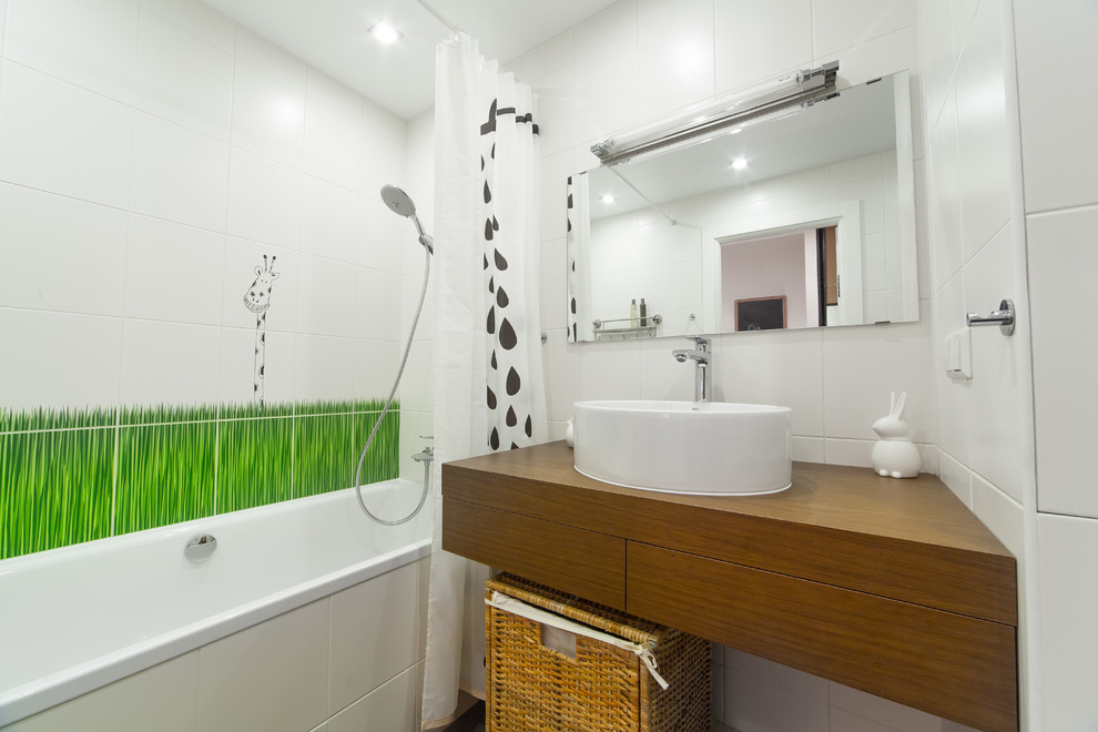 Exempel på ett modernt badrum för barn, med släta luckor, skåp i mellenmörkt trä, ett badkar i en alkov, en dusch/badkar-kombination, vit kakel, vita väggar, ett fristående handfat och dusch med duschdraperi
