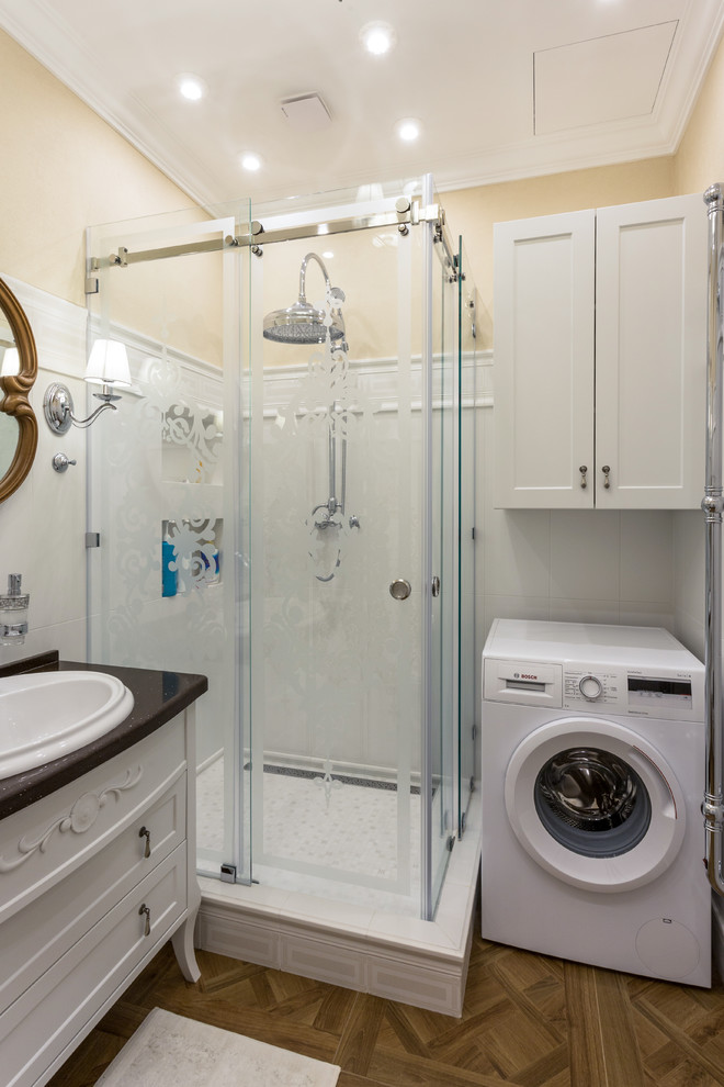 Стильный дизайн: ванная комната в стиле неоклассика (современная классика) с бежевой плиткой, керамической плиткой и душевой кабиной - последний тренд