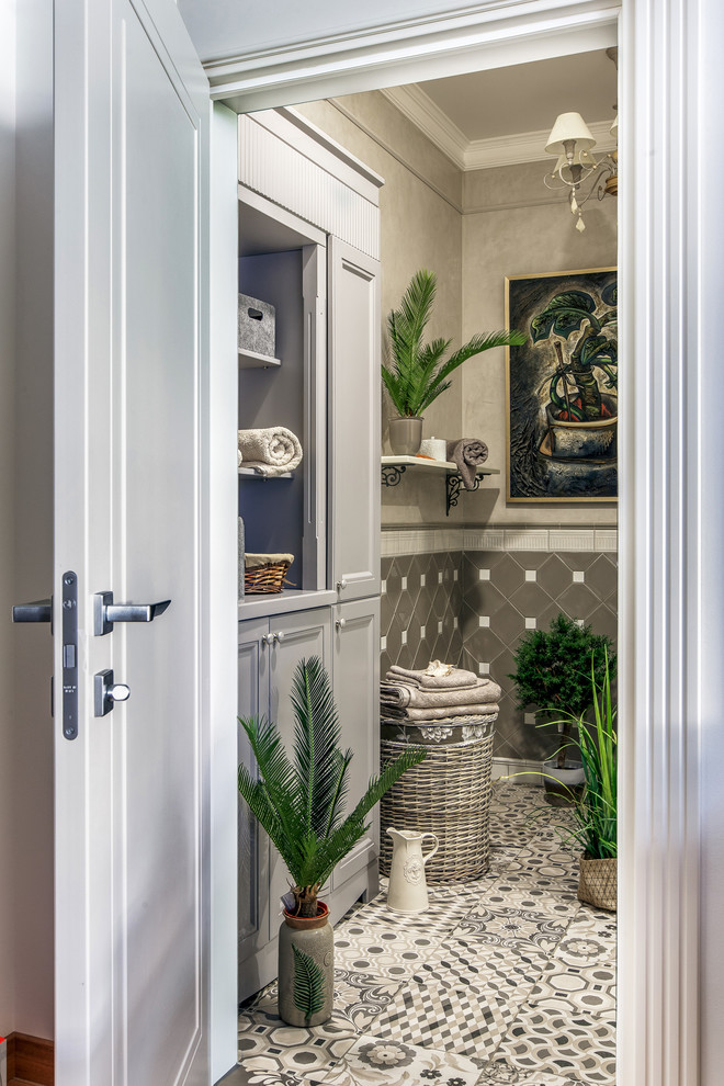 Свежая идея для дизайна: ванная комната среднего размера в стиле неоклассика (современная классика) с серыми фасадами, полновстраиваемой ванной, душем без бортиков, бежевыми стенами, полом из керамогранита, бежевым полом и открытым душем - отличное фото интерьера