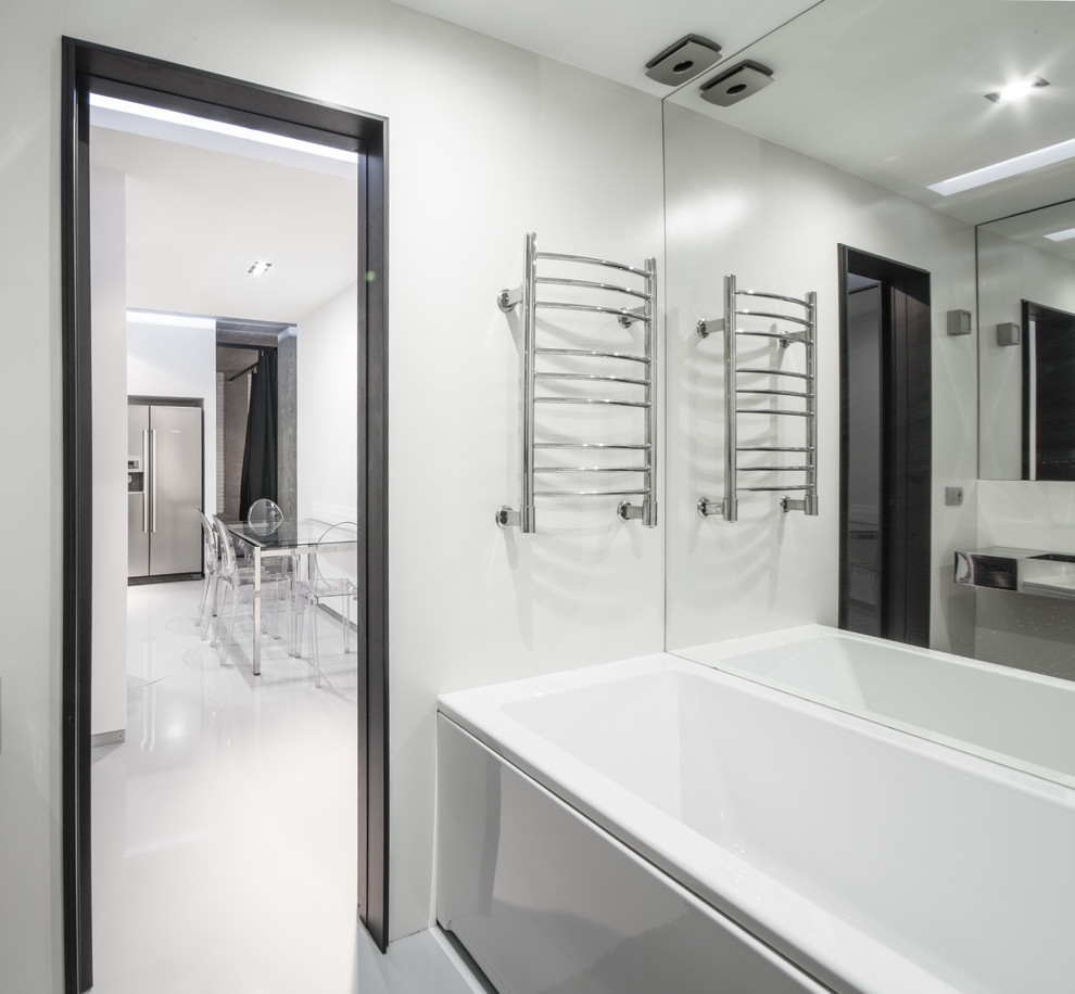 Свежая идея для дизайна: маленькая главная ванная комната в современном стиле с серыми фасадами, ванной в нише, керамогранитной плиткой, бетонным полом и серым полом для на участке и в саду - отличное фото интерьера