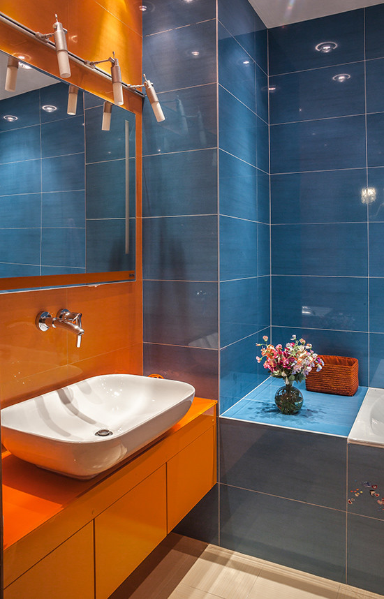 Стильный дизайн: ванная комната в современном стиле с синей плиткой, оранжевой плиткой и настольной раковиной - последний тренд