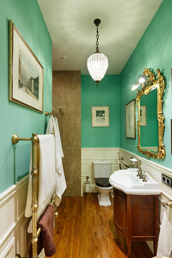 Inspiration för ett vintage badrum, med luckor med infälld panel, skåp i mellenmörkt trä, en dusch i en alkov, en toalettstol med separat cisternkåpa, gröna väggar, mörkt trägolv och ett integrerad handfat