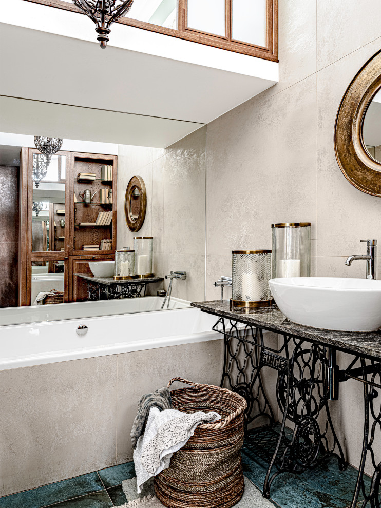 Inredning av ett klassiskt mellanstort grå grått en-suite badrum, med svarta skåp, ett badkar i en alkov, beige kakel, ett fristående handfat och grönt golv
