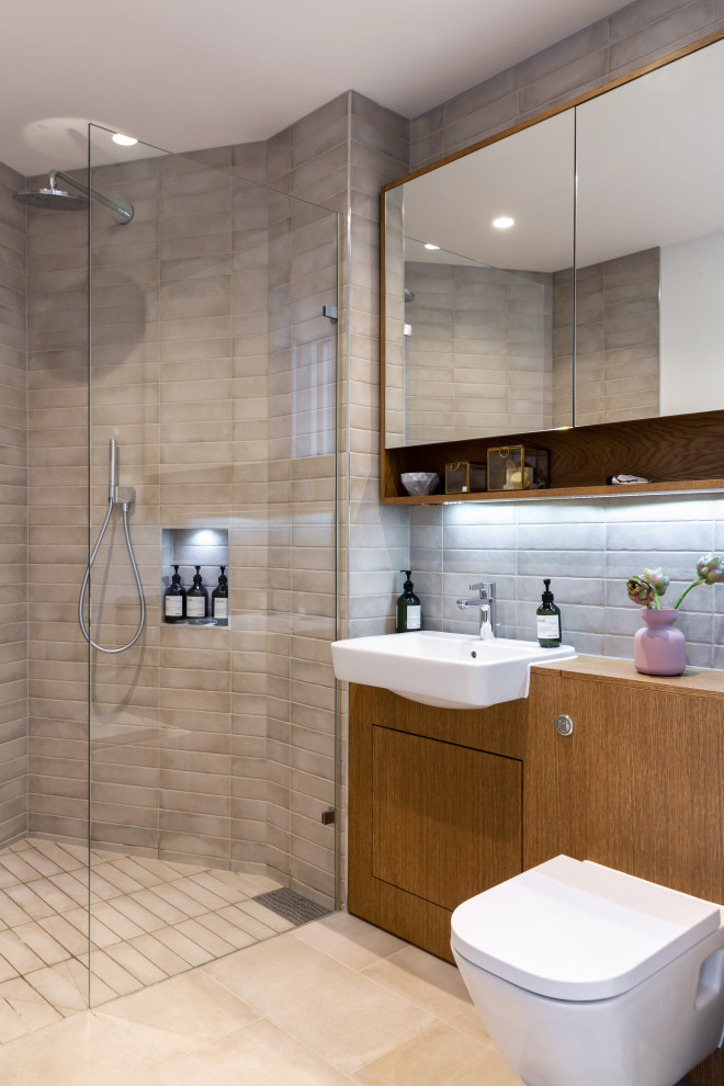 Immagine di una stanza da bagno minimal con doccia a filo pavimento, piastrelle grigie, lavabo da incasso, pavimento beige e doccia aperta