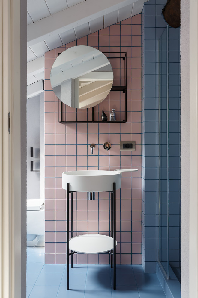 Esempio di una stanza da bagno con doccia mediterranea di medie dimensioni con un lavabo