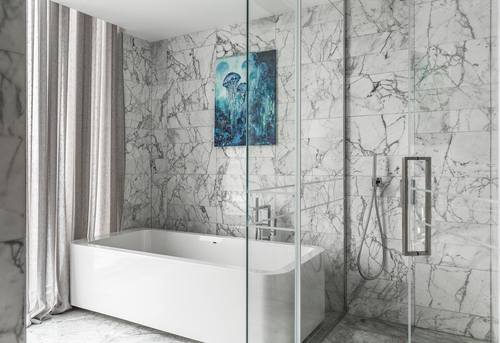 Пример оригинального дизайна: большая ванная комната в современном стиле с серыми фасадами, угловым душем, мраморным полом, душевой кабиной и душем с распашными дверями