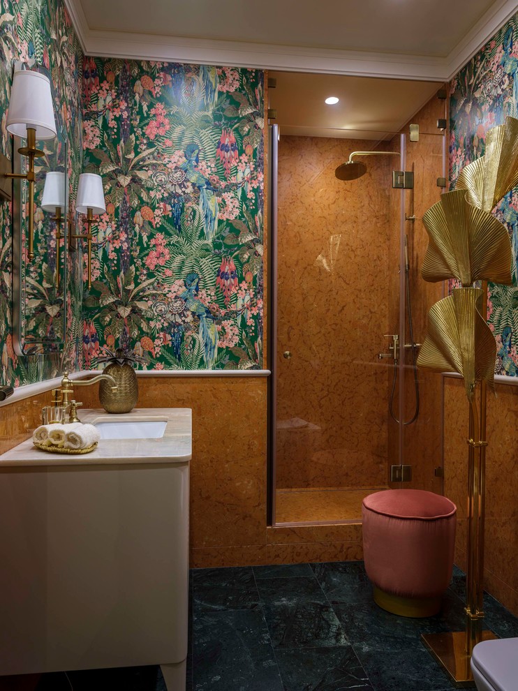 На фото: ванная комната среднего размера в современном стиле с бежевыми фасадами, душем в нише, мраморной плиткой, разноцветными стенами, мраморным полом, врезной раковиной, мраморной столешницей, зеленым полом, душем с распашными дверями, бежевой столешницей и оранжевой плиткой с