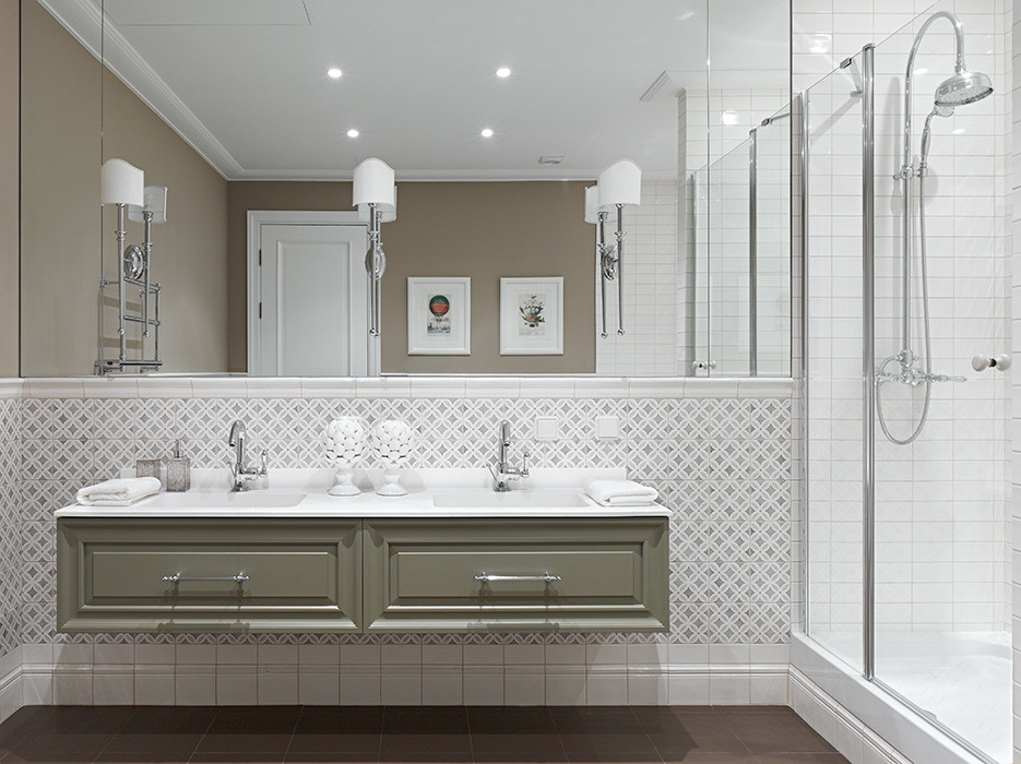 На фото: ванная комната в стиле неоклассика (современная классика) с фасадами с выступающей филенкой, белой плиткой и раковиной с несколькими смесителями