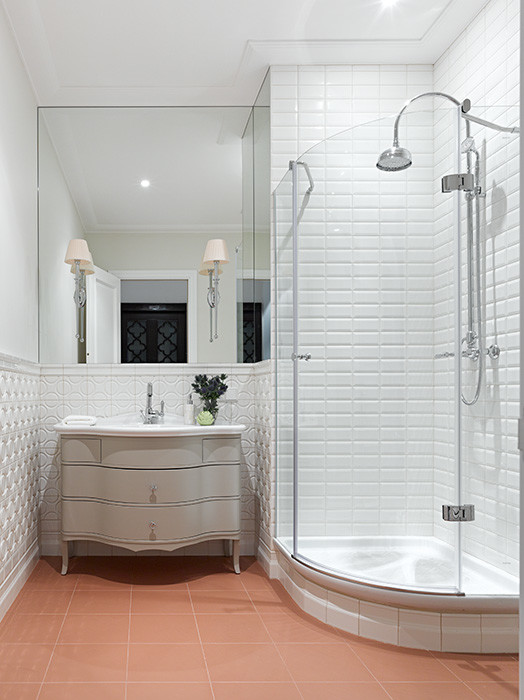 Пример оригинального дизайна: ванная комната в стиле неоклассика (современная классика) с угловым душем, белыми стенами и душем с распашными дверями