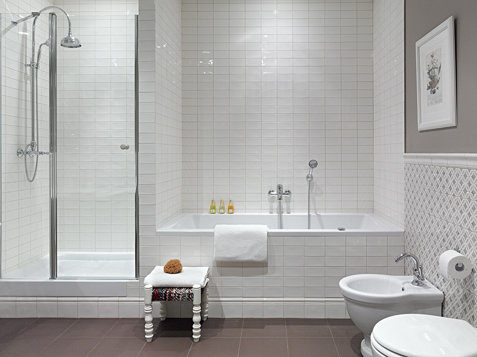 Esempio di una stanza da bagno padronale minimal con vasca ad alcova, doccia alcova, bidè, piastrelle bianche, pareti grigie e porta doccia a battente
