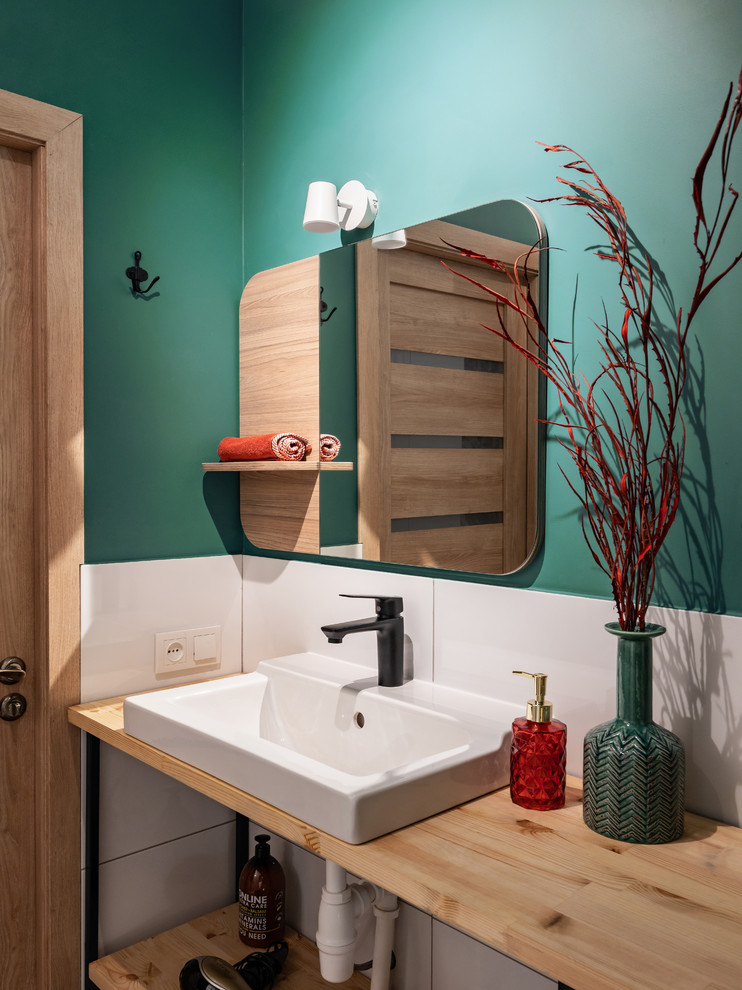 Modernes Badezimmer mit offenen Schränken, weißen Fliesen, grüner Wandfarbe und Aufsatzwaschbecken in Sankt Petersburg