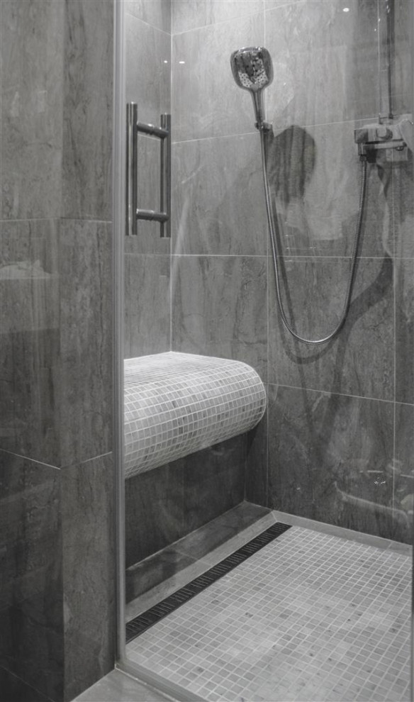 Idéer för att renovera ett stort industriellt grå grått badrum med dusch, med en dusch i en alkov, grå kakel, porslinskakel, grå väggar, klinkergolv i keramik, ett nedsänkt handfat, kaklad bänkskiva, grått golv och dusch med gångjärnsdörr