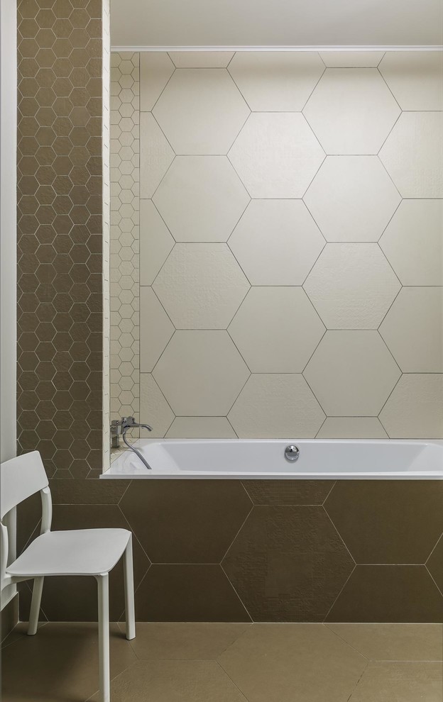 Réalisation d'une salle de bain principale design avec une baignoire en alcôve, un carrelage beige, un carrelage gris et un sol beige.