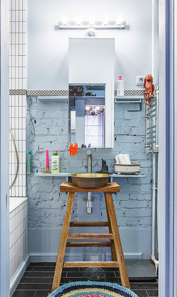 Идея дизайна: маленькая ванная комната в стиле фьюжн с душем над ванной, белой плиткой и настольной раковиной для на участке и в саду