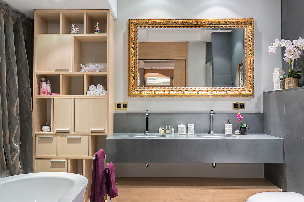 Esempio di una stanza da bagno minimal con piastrelle grigie, pareti bianche e lavabo sottopiano
