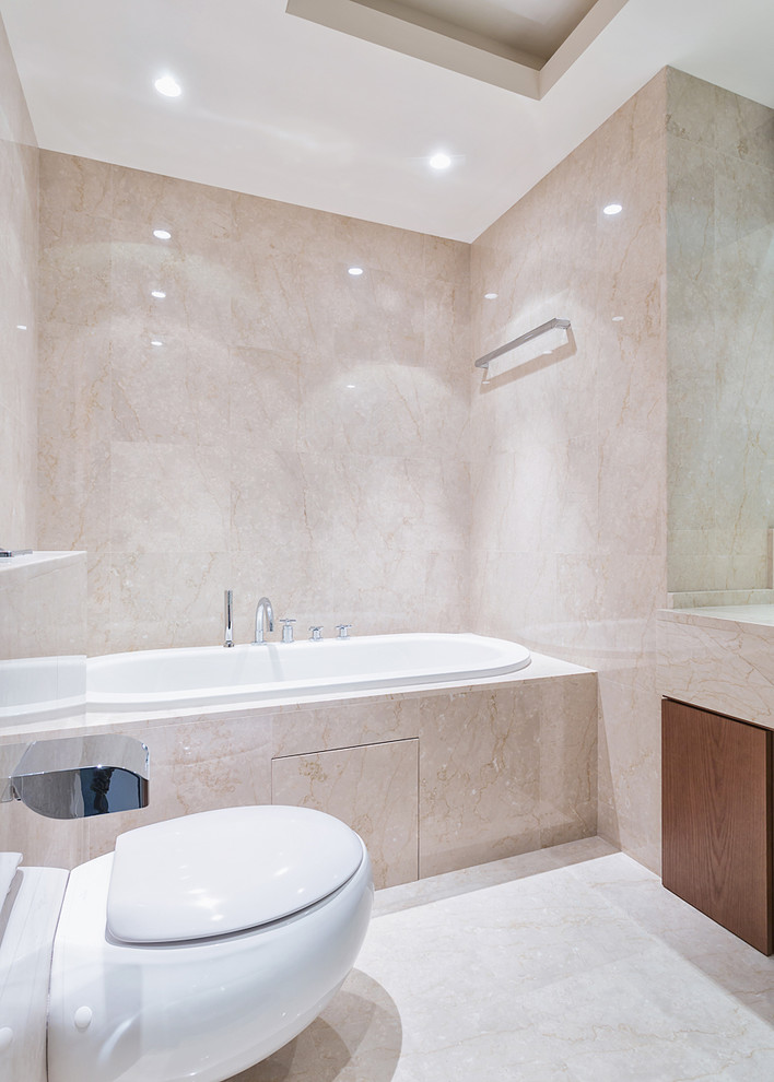 Пример оригинального дизайна: ванная комната в стиле неоклассика (современная классика) с накладной ванной, инсталляцией и бежевыми стенами