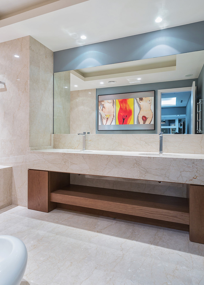 Свежая идея для дизайна: ванная комната в стиле неоклассика (современная классика) с бежевыми стенами - отличное фото интерьера