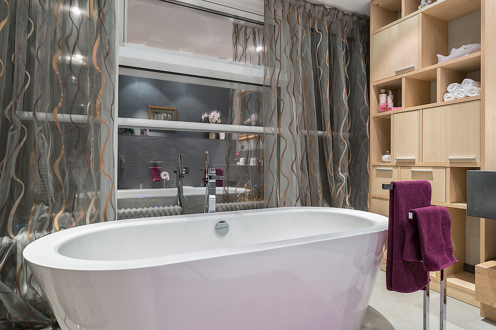 На фото: ванная комната в современном стиле с белыми стенами, врезной раковиной и отдельно стоящей ванной с