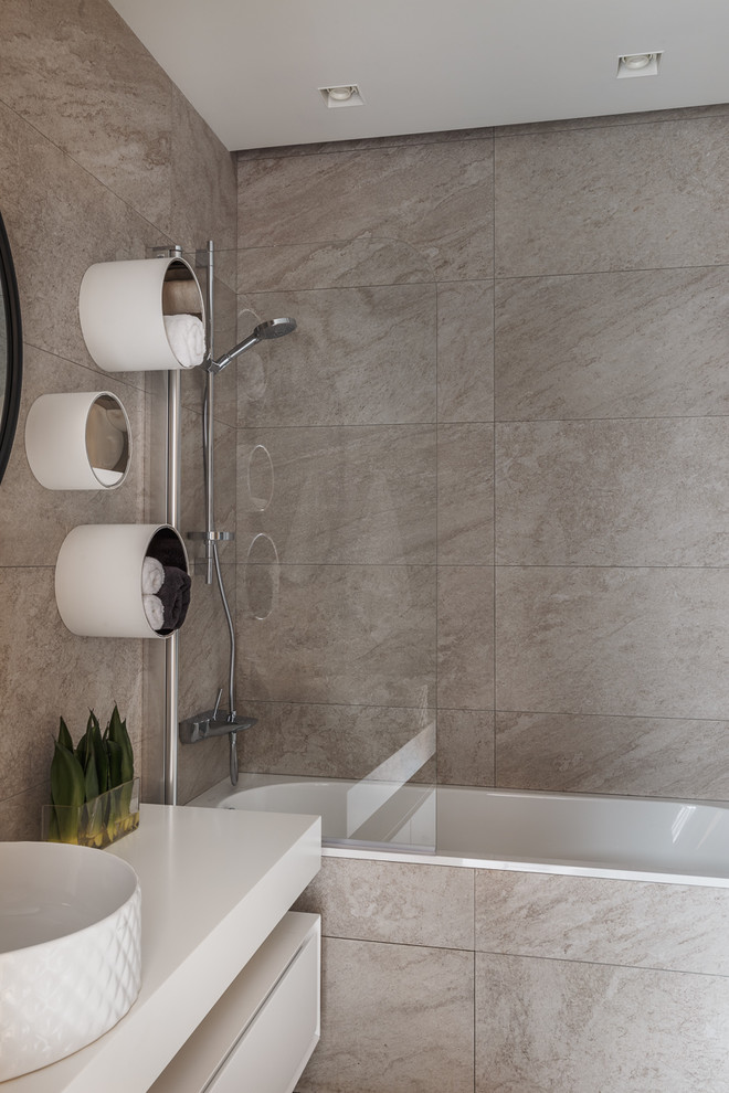 Idéer för ett mellanstort modernt en-suite badrum, med släta luckor, vita skåp, en dusch/badkar-kombination, beige kakel, porslinskakel, bänkskiva i kvarts, ett badkar i en alkov och ett fristående handfat