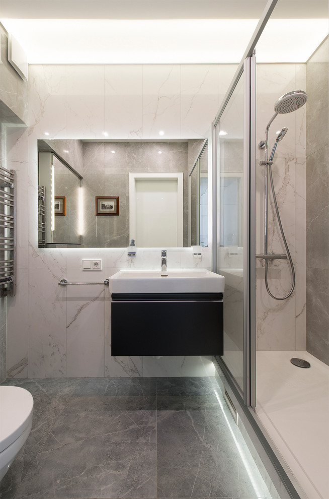 Esempio di una piccola stanza da bagno minimal con ante lisce, ante in legno bruno, doccia alcova e lavabo da incasso
