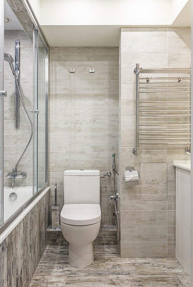 Imagen de cuarto de baño principal contemporáneo con bañera empotrada y sanitario de dos piezas