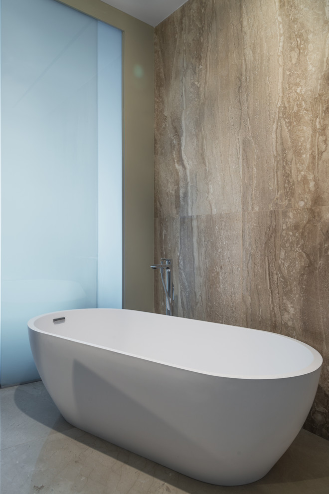 Idéer för att renovera ett litet funkis en-suite badrum, med ett fristående badkar, beige kakel, marmorkakel, beige väggar, marmorgolv, ett undermonterad handfat, marmorbänkskiva och beiget golv