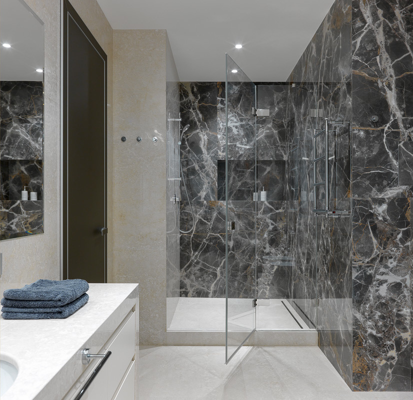 Exemple d'une salle de bain tendance avec un placard à porte plane, des portes de placard blanches, un carrelage gris, un lavabo encastré et un sol beige.