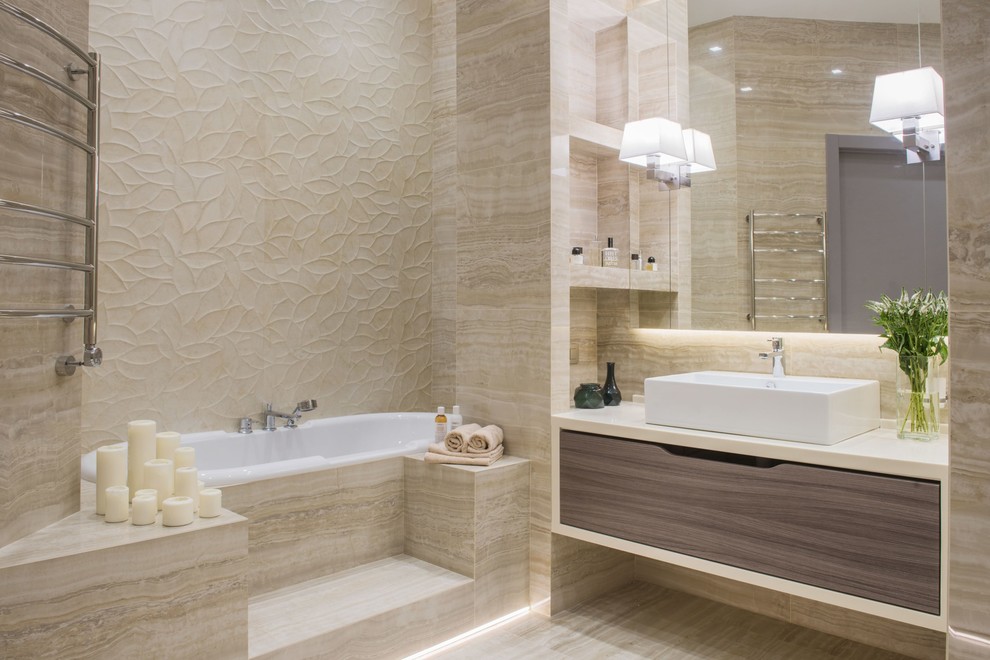 Idées déco pour une salle de bain principale contemporaine en bois brun avec un placard à porte plane, une baignoire en alcôve, un carrelage beige, une vasque, un sol beige, un combiné douche/baignoire, un mur beige et aucune cabine.