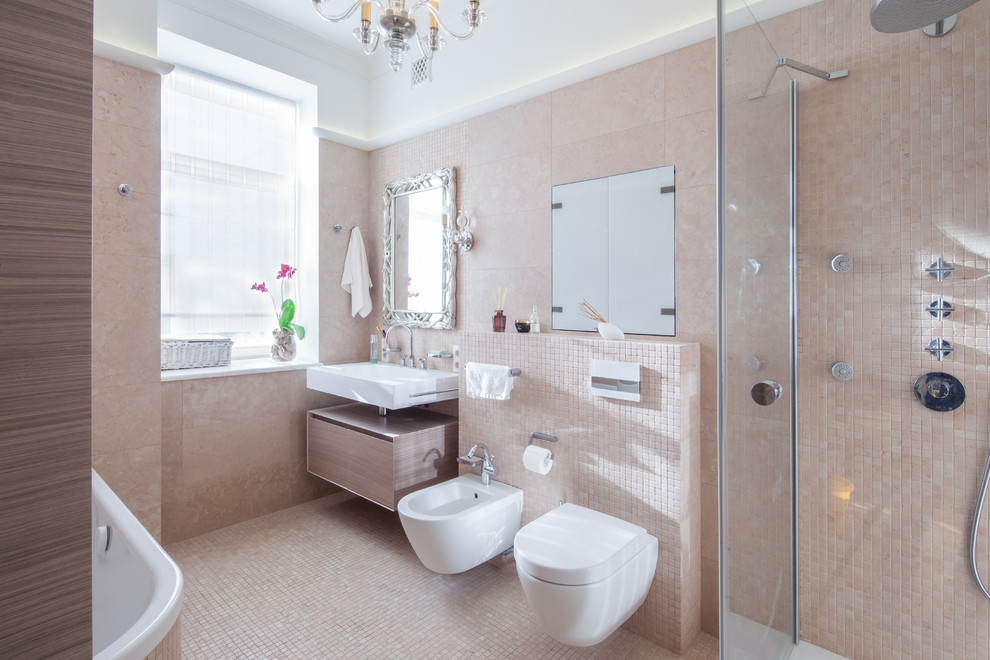 Esempio di una stanza da bagno padronale chic con ante lisce, doccia ad angolo, WC sospeso, piastrelle beige, pavimento con piastrelle a mosaico, lavabo sospeso e pavimento beige