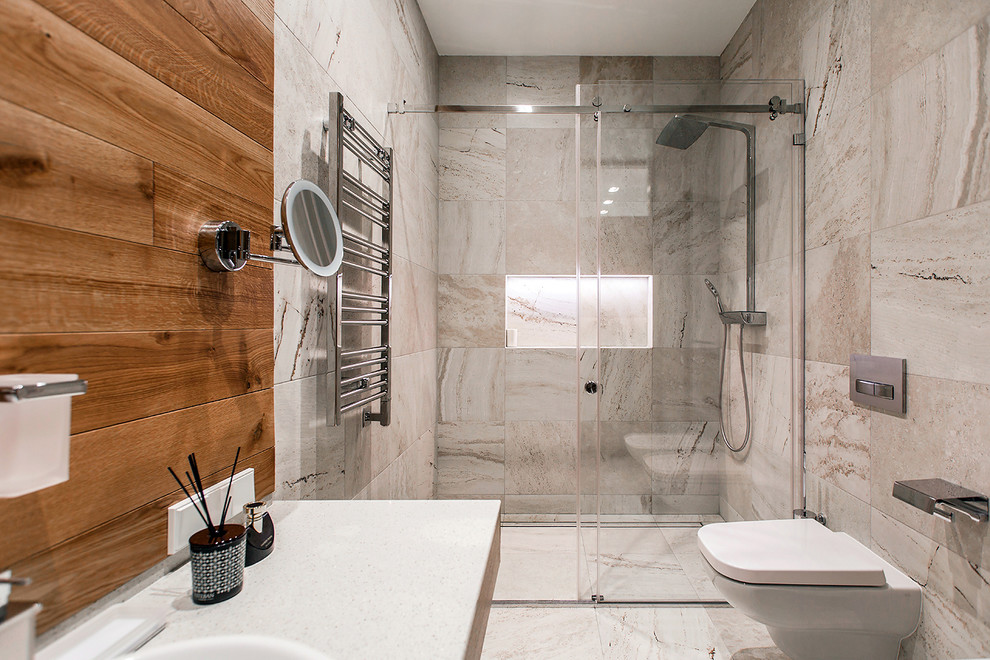 Cette photo montre une salle d'eau tendance avec une douche à l'italienne, WC à poser, un carrelage beige, un carrelage de pierre et une cabine de douche à porte coulissante.