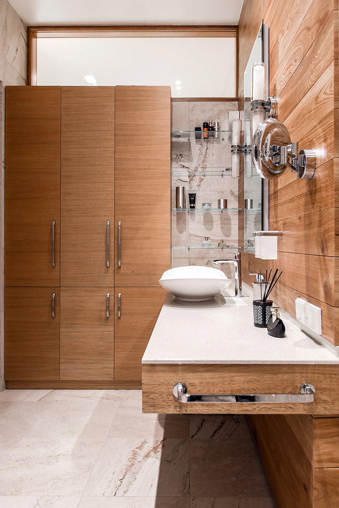 Idéer för att renovera ett funkis badrum med dusch, med släta luckor, skåp i mellenmörkt trä och ett fristående handfat