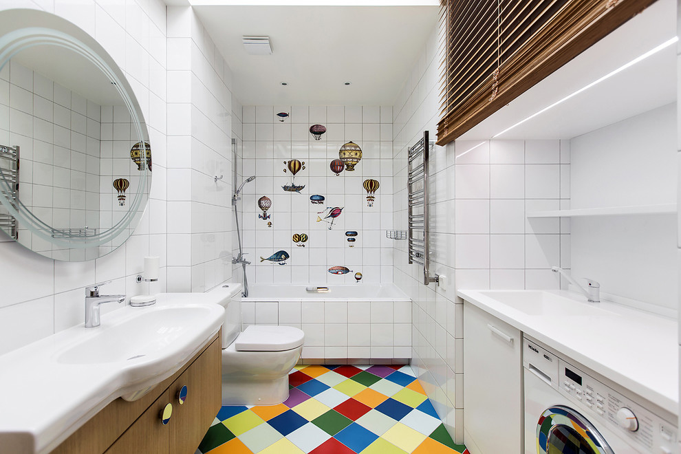 Cette photo montre une salle de bain tendance en bois brun pour enfant avec un placard à porte plane, une baignoire en alcôve, un combiné douche/baignoire, WC séparés, un carrelage multicolore, un carrelage blanc, un mur blanc, un sol en carrelage de céramique, un lavabo intégré et buanderie.