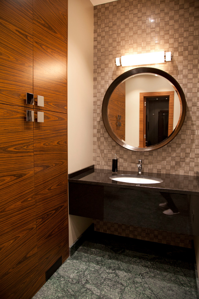 Идея дизайна: ванная комната в современном стиле с черными фасадами, плиткой мозаикой и врезной раковиной